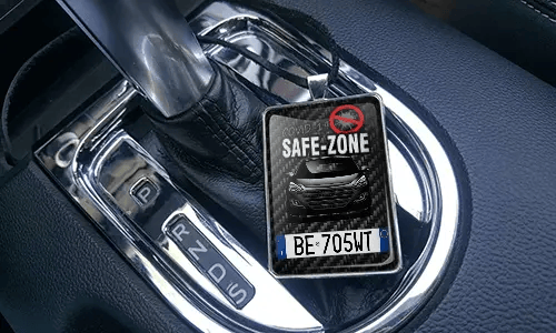 Auto-Safezone-Anhänger mit Carbon Hintergrund und Lederkette im Wagen Auto-Schutzraum-Anhänger