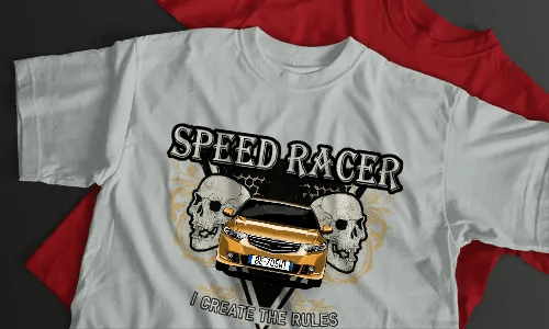 Weißes T-Shirt mit SPEED RACER Schriftzug, silberner BMW-Grafik, zwei Schädeln, gelben Ornamenten und schwarzem Hintergrund