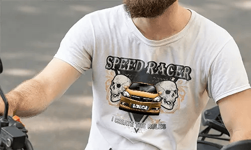 Weißes T-Shirt mit roter Motorradgrafik zwischen Schädeln, SPEED RACER oben, I CREATE THE RULES unten