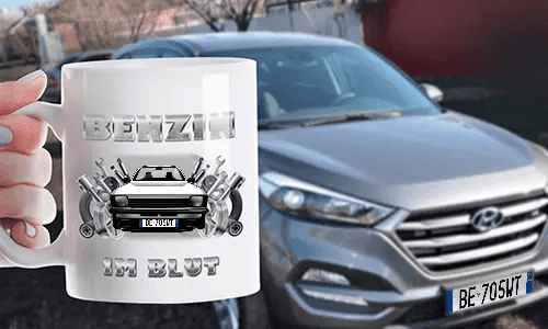 schrauber tasse in der Hand mit dem Wagem auf dem Hintergrund werkstatt tasse