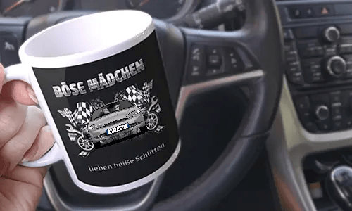 schrauber tasse in der Hand in dem Wagem hot rod tasse
