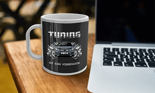 schrauber tasse auf dem Tisch neben den Laptop tasse mechaniker