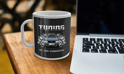 schrauber tasse auf dem Tisch neben den Laptop tasse mechaniker