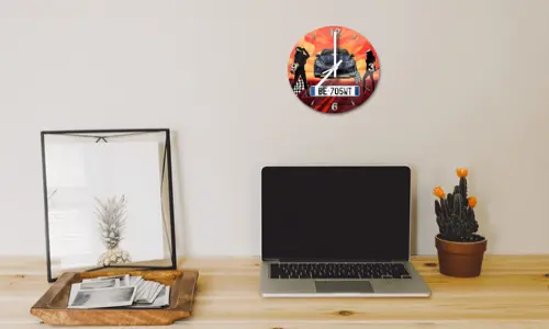 wanduhr mit foto auf dem Wand neben Laptop wanduhr fotos