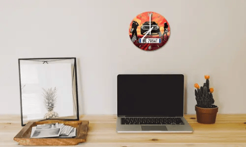 wanduhr mit foto auf dem Wand neben Laptop wanduhr fotos