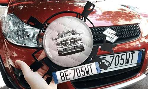 Autoschlüsselanhänger in der Hand mit dem Roten Wagen  persönlicher schlüsselanhänger