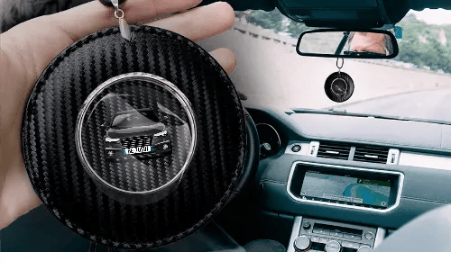 autospiegelanhänger mit foto carbon in der Hand individualisierter autospiegelanhänger