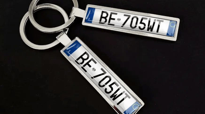 Portachiavi con targa personalizzata, finitura metallica e numeri personalizzati