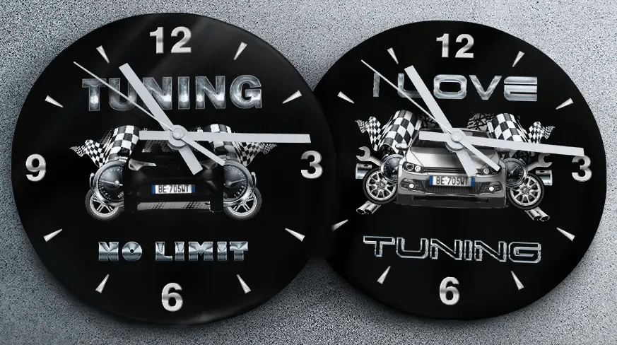 Zwei Wanduhren mit Rennsportmotiv: links mit schwarzem Auto und TUNING NO LIMIT Schriftzug, rechts mit blauem Auto und MOVE TUNING Text