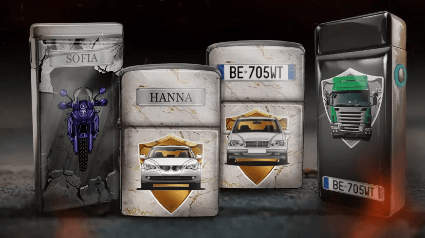 Sammlung dekorativer Dosen mit Fahrzeugmotiven auf marmorähnlichem Hintergrund. Die Dosen zeigen ein Motorrad, blaue und rote Autos sowie einen grünen LKW mit Kennzeichen. Die Namen „SOFIA“ und „HANNA“ sind sichtbar, was ein elegantes und stilvolles Design vermittelt.
