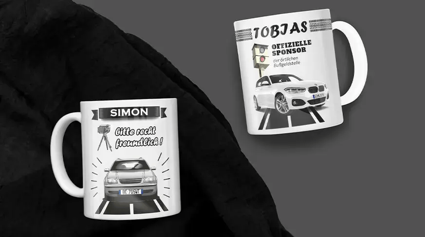 Zwei weiße Tassen mit Auto- und Blitzer-Motiven: Simons Tasse mit freundlicher Botschaft, Tobias' Tasse mit humorvollem Bußgeldtext